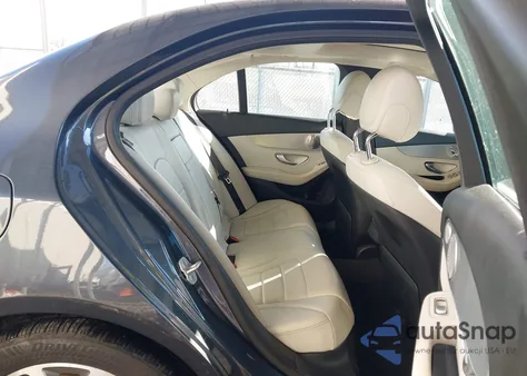 2016 Mercedes-Benz C 300 4Matic z USA, uszkodzony, nr VIN 55SWF4KB8GU117110